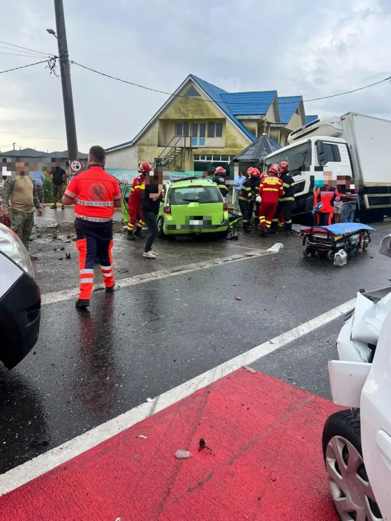 Opt răniţi, între care cinci poliţişti, în urma unui accident în lanţ