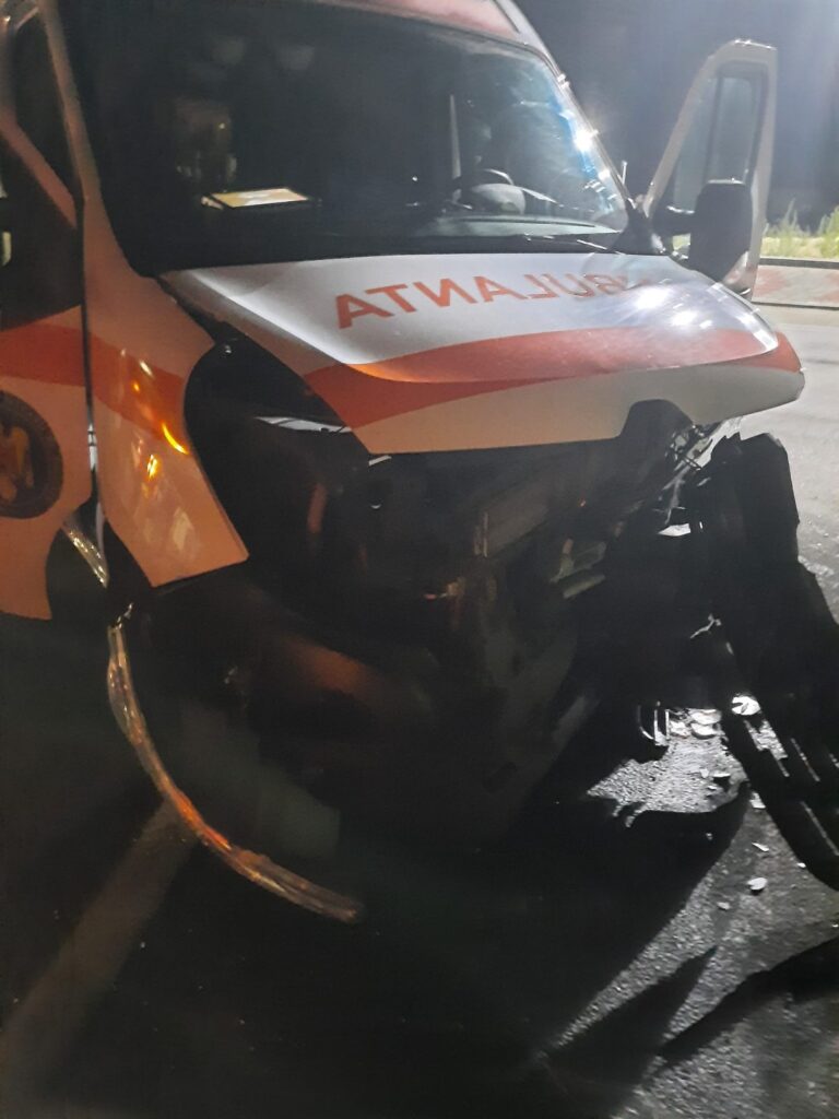 Vâlcea: Tânăr rănit după ce o ambulanţă a intrat în coliziune cu un autoturism, la Mihăeşti