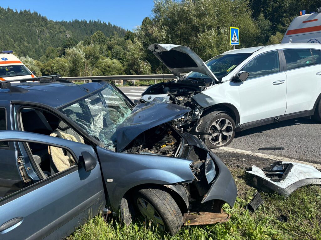Doi copii și trei adulți, răniți într-un accident între două mașini
