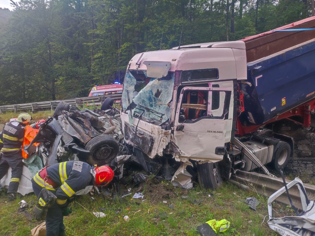 Şofer mort în urma coliziunii între două camioane şi o autoutilitară