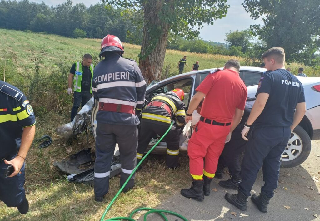 Un tânăr de 20 de ani a murit după ce a intrat cu maşina într-un copac