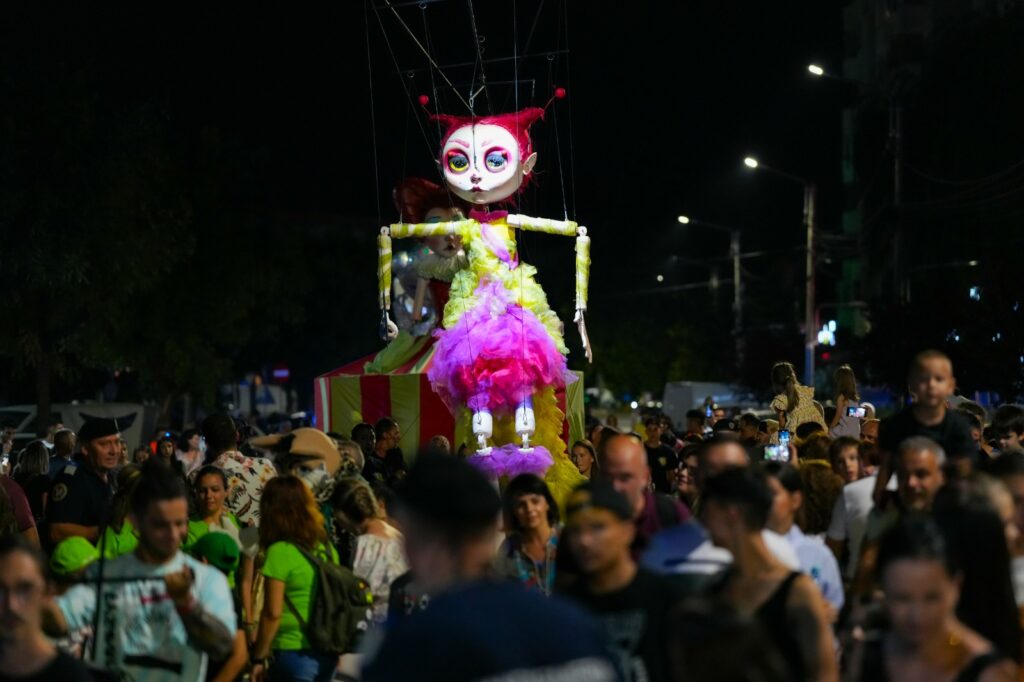 Puppets Occupy Street defilează în premieră în Bulgaria