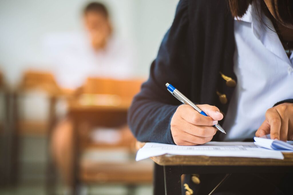 Profesoară condamnată cu suspendare după ce a dat bacalaureatul în locul fiului său