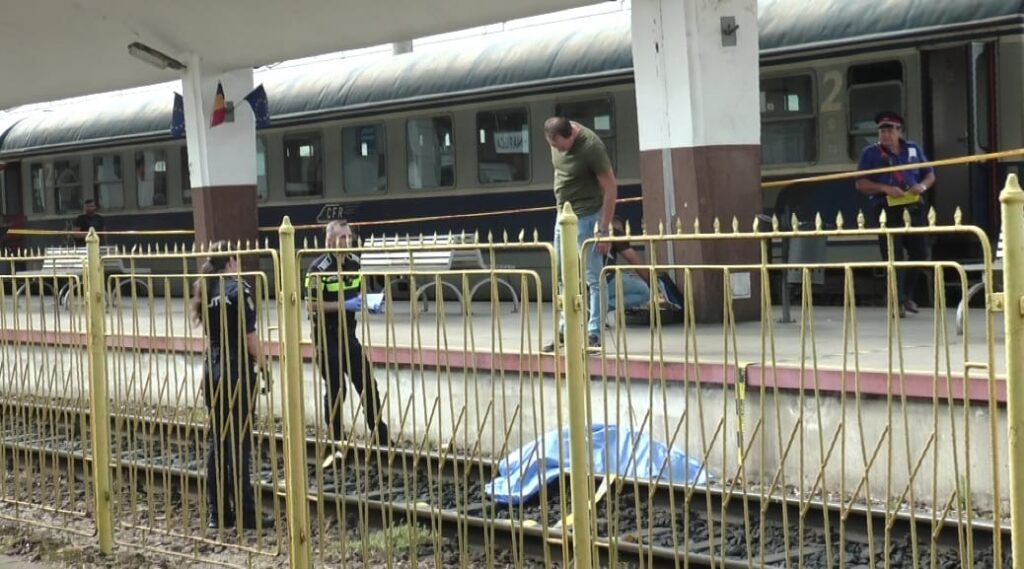 Un bărbat care a încercat să urce din mers a alunecat şi a fost călcat de tren