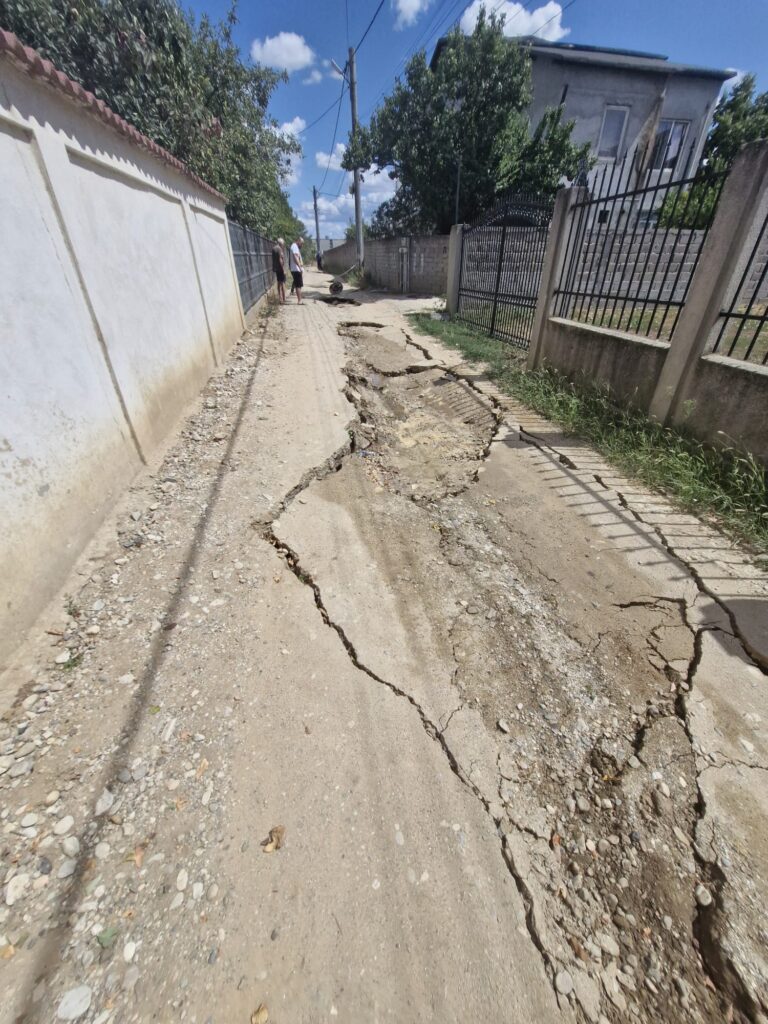 Canalizarea care distruge străzi la Malu Mare