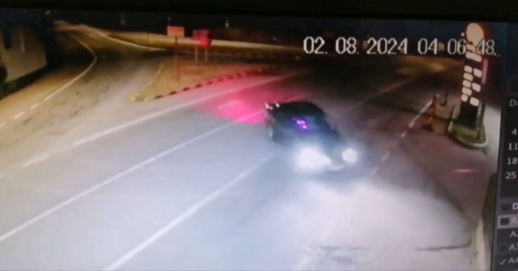 (VIDEO) Tânăr lăsat fără permis după ce a făcut drifturi și a rupt un indicator rutier