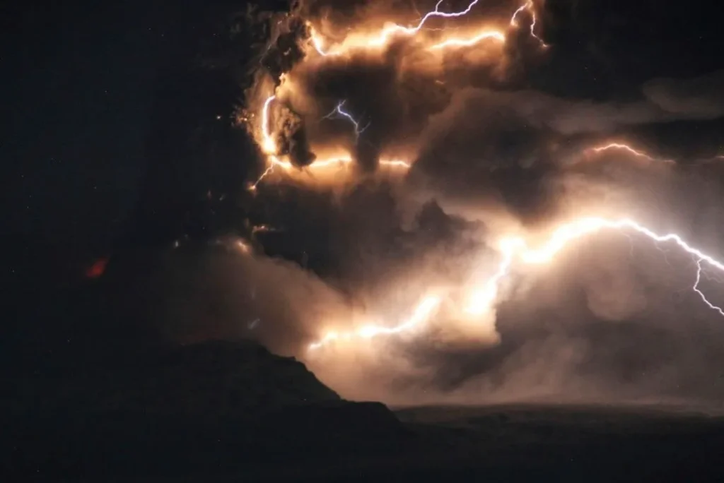 Vulcanul Shiveluch din Rusia a erupt după cutremurul cu magnitudinea 7