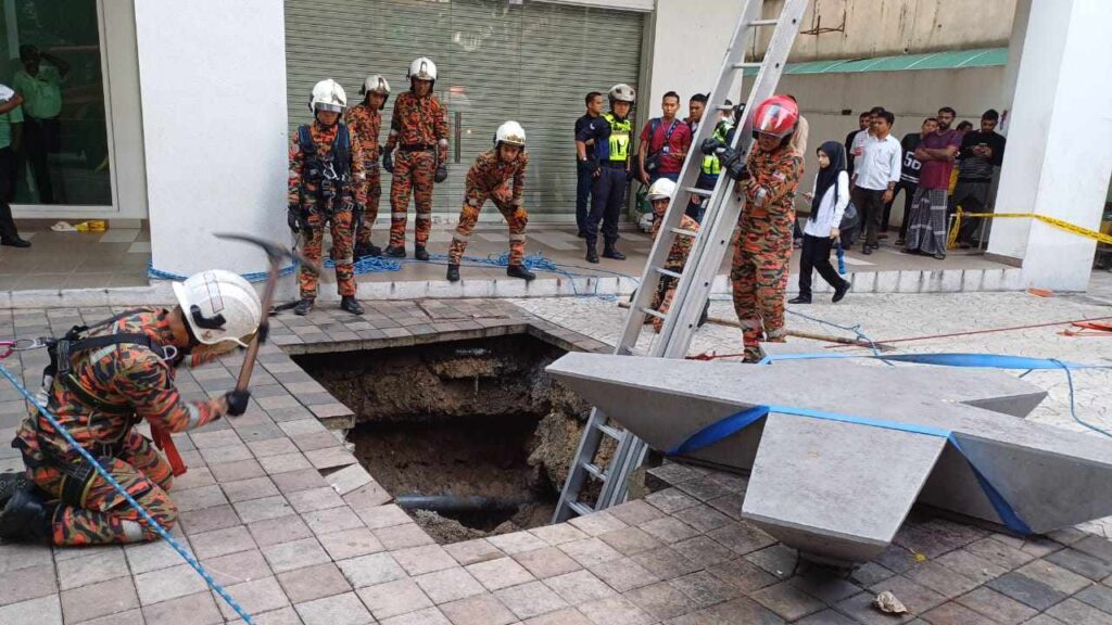 (VIDEO) Femeie înghițită de o dolină a trotuarului din Kuala Lumpur
