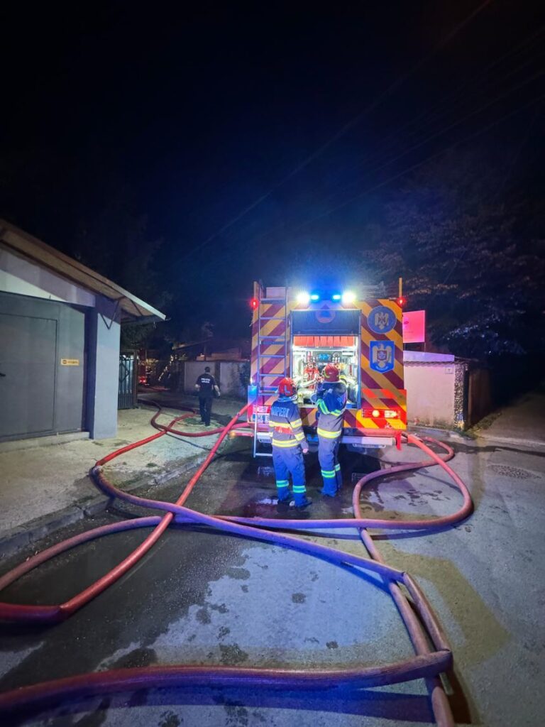 Incendiu puternic în București. 10 persoane s-au autoevacuat