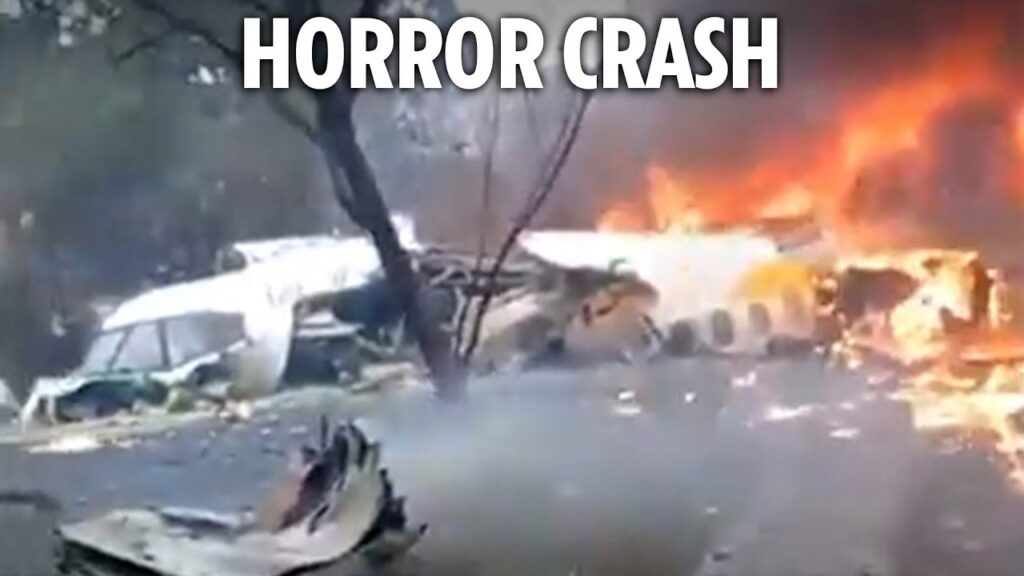 (VIDEO) Un avion s-a prăbușit într-o explozie uriașă. 61 de persoane au murit