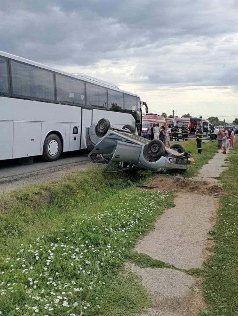 Accident violent pe DN 2: Un autocar în care se aflau 48 de persoane și un autoturism au fost implicate