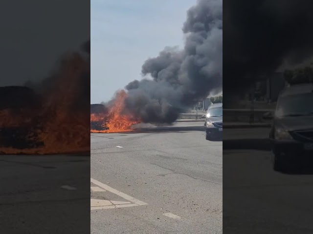 VIDEO/ Autoturism în flăcări într-un sens giratoriu, la ieşire din Craiova