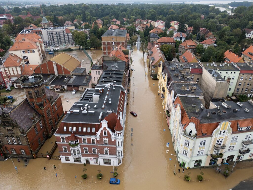 Vremea extremă mătură Europa. Un oraș, evacuat după inundații. 7 morți în incendii de vegetație