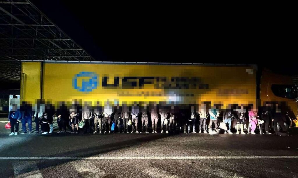(VIDEO) 28 de cetăţeni străini, opriţi la frontiera cu Ungaria