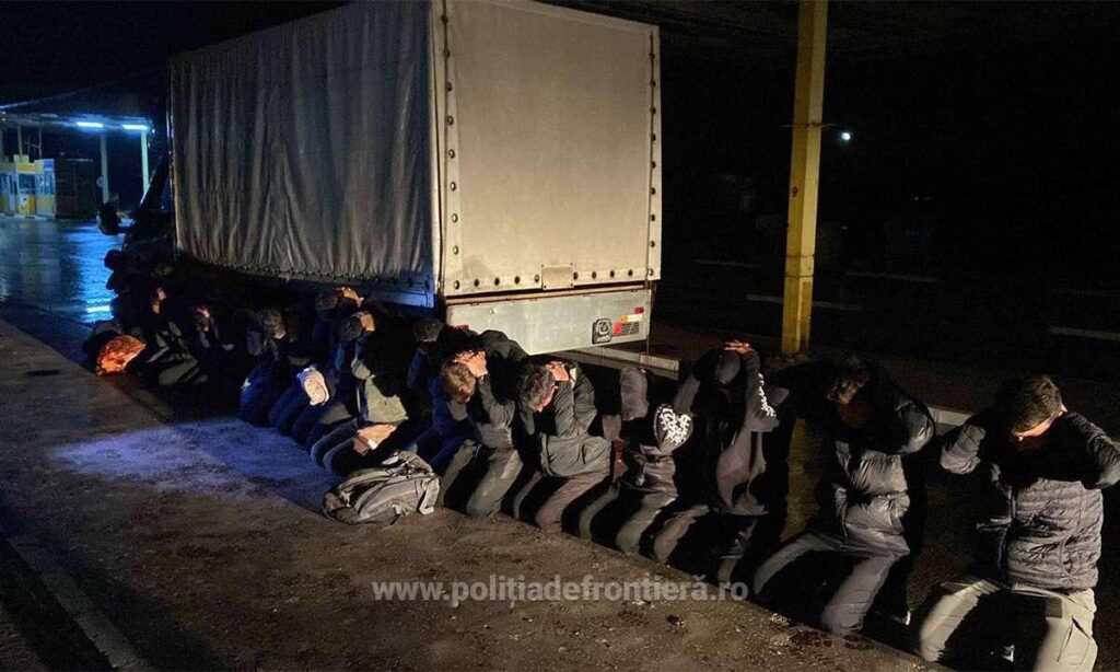 (VIDEO) 18 cetățeni străini depistați într-o autoutilitară