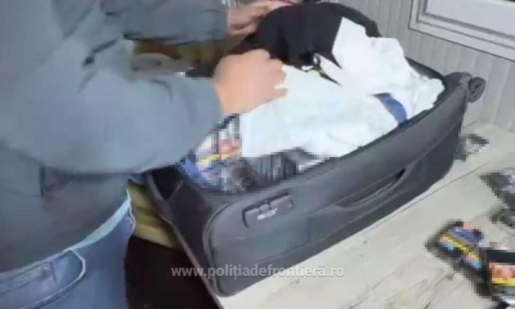 (VIDEO) Peste 230.000 țigarete, descoperite ascunse în bagajele unor pasageri la Nădlac