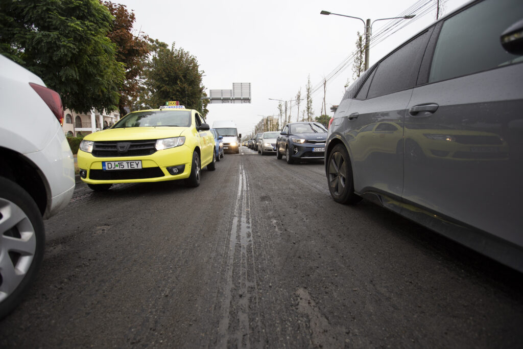 Reparaţiile de la intersecţia străzii Râului cu bulevardul Ilie Balaci au creat haos în trafic