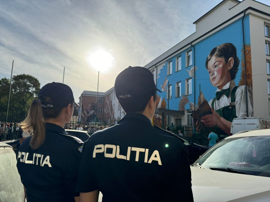 (VIDEO) Polițiștii doljeni alături de elevi în prima zi de școală