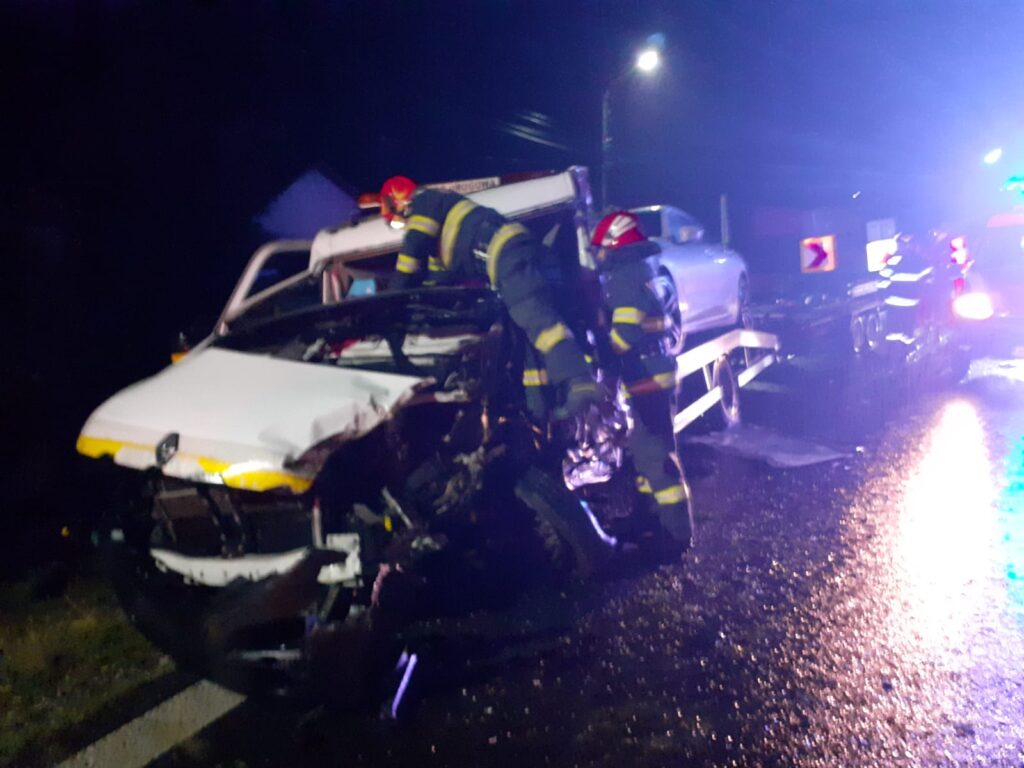Vâlcea: Accident pe DN 7, în Budești. O persoană încarcerată, salvată de pompierii militari