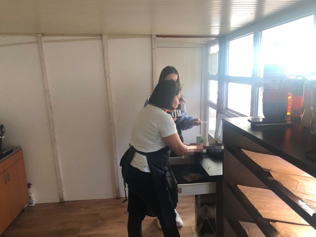 Agenții economici din apropierea școlilor din Drobeta Turnu Severin, verificați de polițiști