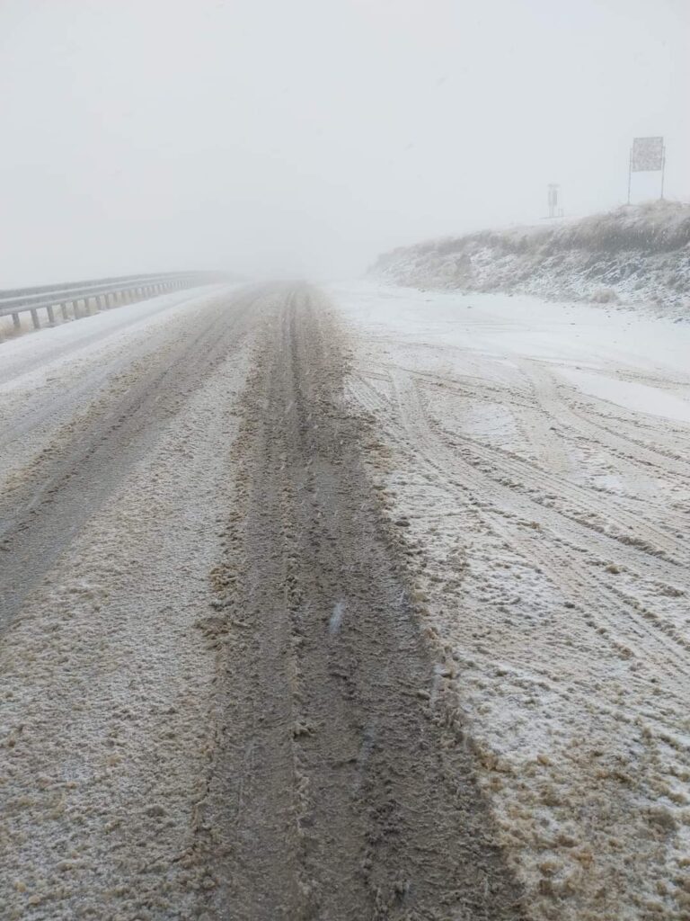 Zăpadă de 5 centimetri pe Transalpina!