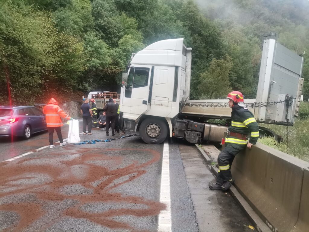 Gorj: Un camion a derapat și a blocat circulația în Defileul Jiului