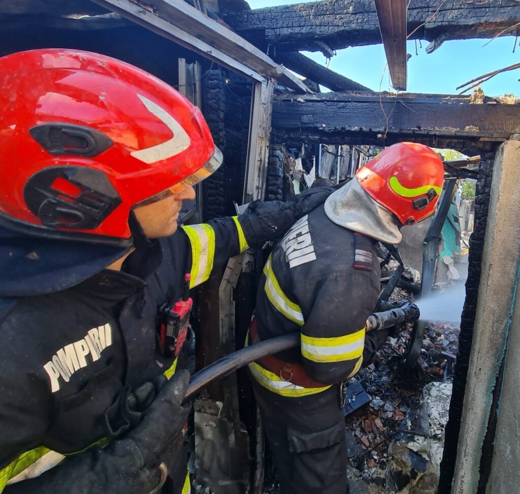 Vâlcea: Incendiu la o gospodărie, în localitatea Lungești