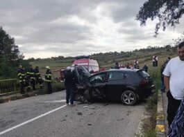 Polițiștii cercetează un accident rutier în urma căruia un tânăr a murit și i-au fost furați banii din mașină