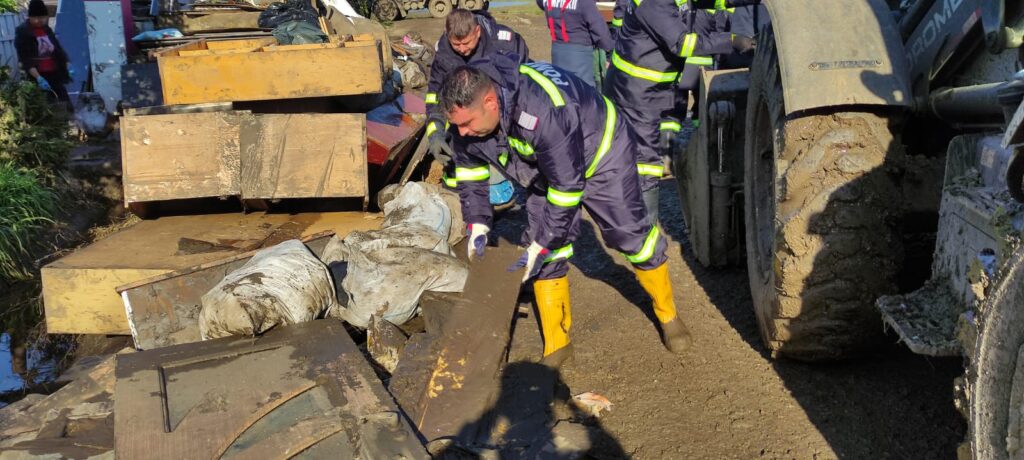 (VIDEO) 34 de pompieri militari doljeni alături de semeni în județul Galați