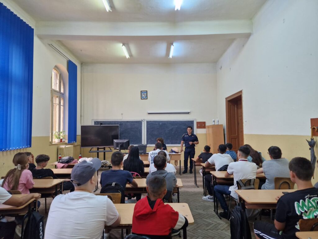 Elevi și profesori în dialog cu polițiștii mehedințeni