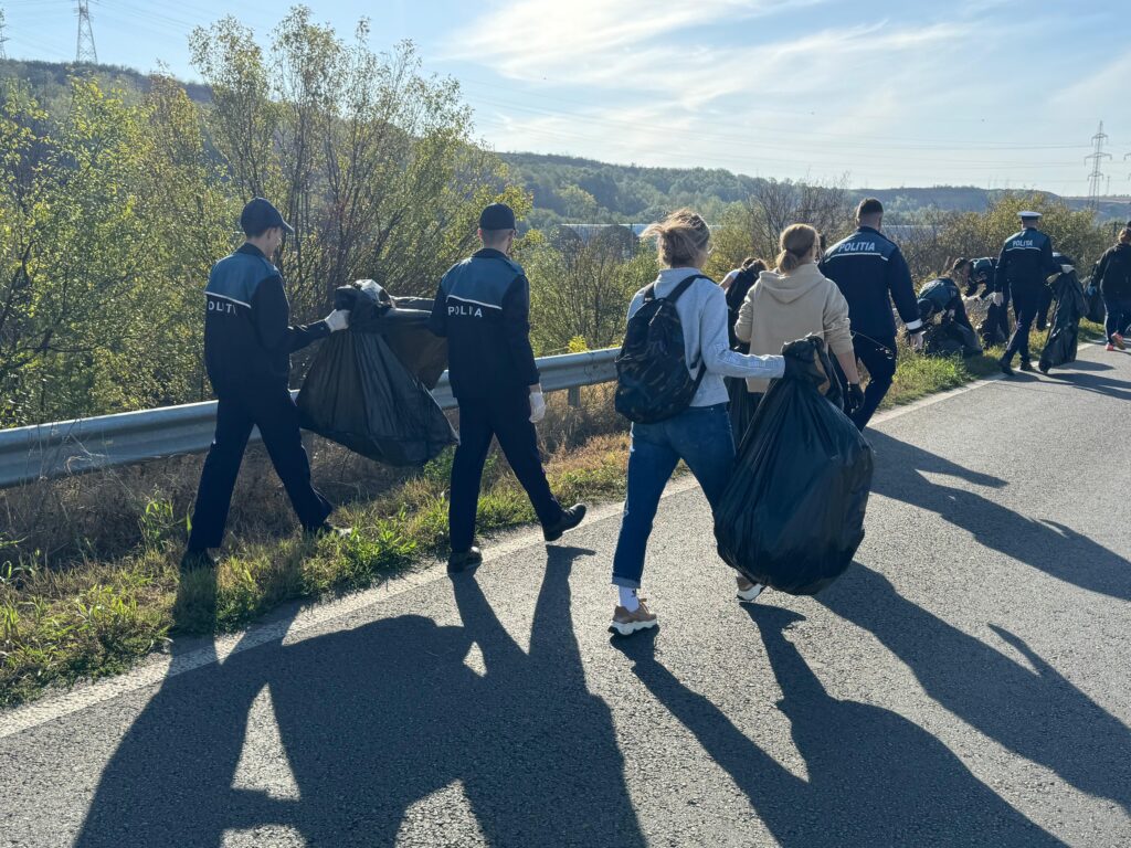 Polițiștii olteni s-au alăturat campaniei „Let’s Do It, Romania!”