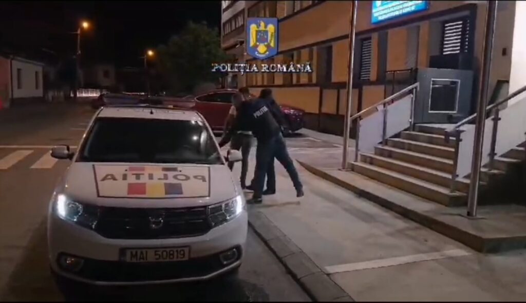 (VIDEO) Bărbat reținut după ce a furat pensia unui bătrân din Târgu Jiu
