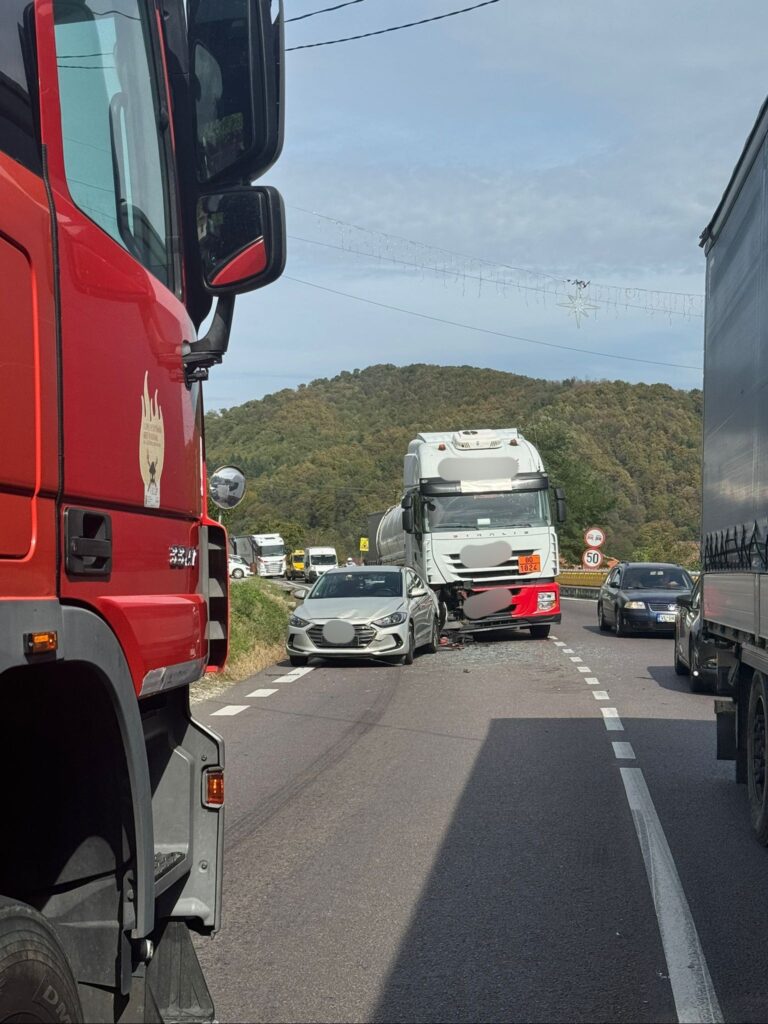 Vâlcea: Coliziune între două autoturisme și un autotren în Bujoreni