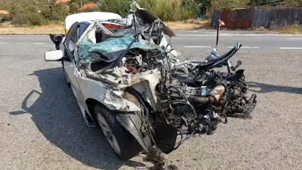 Mehedinţi: Un polițist a murit după ce a făcut o depăşire riscantă şi a intrat într-un TIR