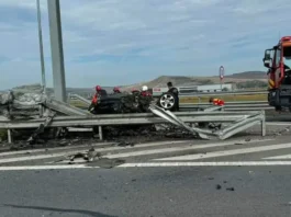 Un șofer a murit după ce a intrat cu mașina într-un parapet metalic