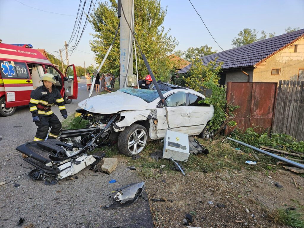 Mehedinți: O tânără a murit după ce un șofer a intrat cu mașina într-un stâlp de curent