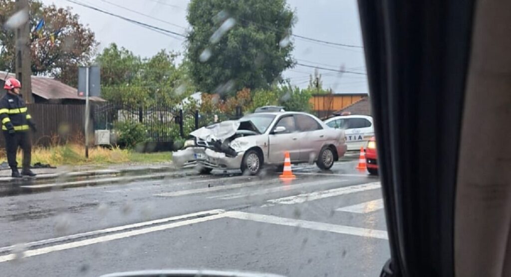 Patru răniţi după ce maşina în care se aflau s-a ciocnit cu alt autoturism