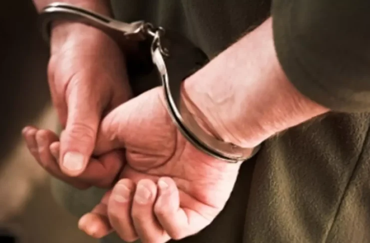 Gorj: Tânăr reținut de polițiști pentru că a încălcat un ordin de protecție și și-a bătut fosta iubită