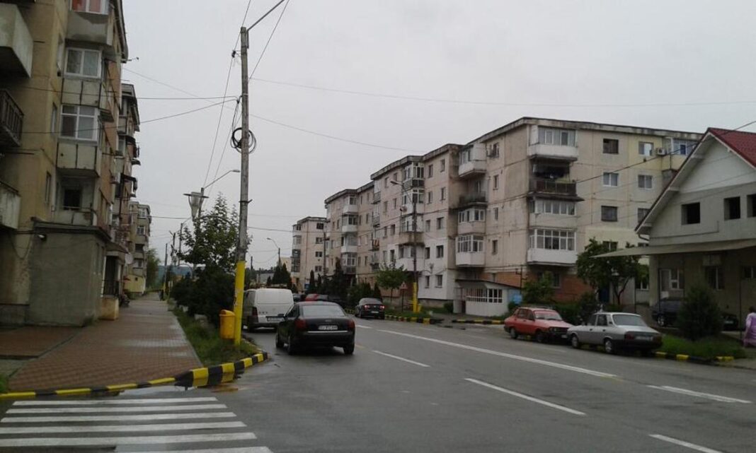 blocuri rovinari 1 Zeci de blocuri din Rovinari au subsolul inundat