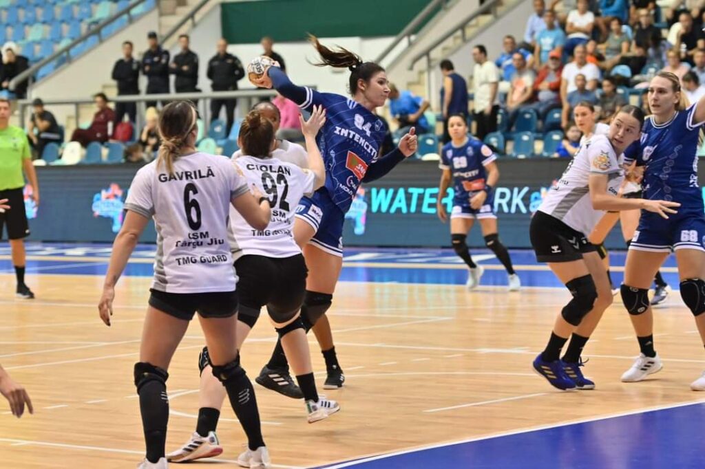 Handbal (f) / Al doilea succes! SCMU Craiova nu a întâmpinat probleme cu Tg. Jiu