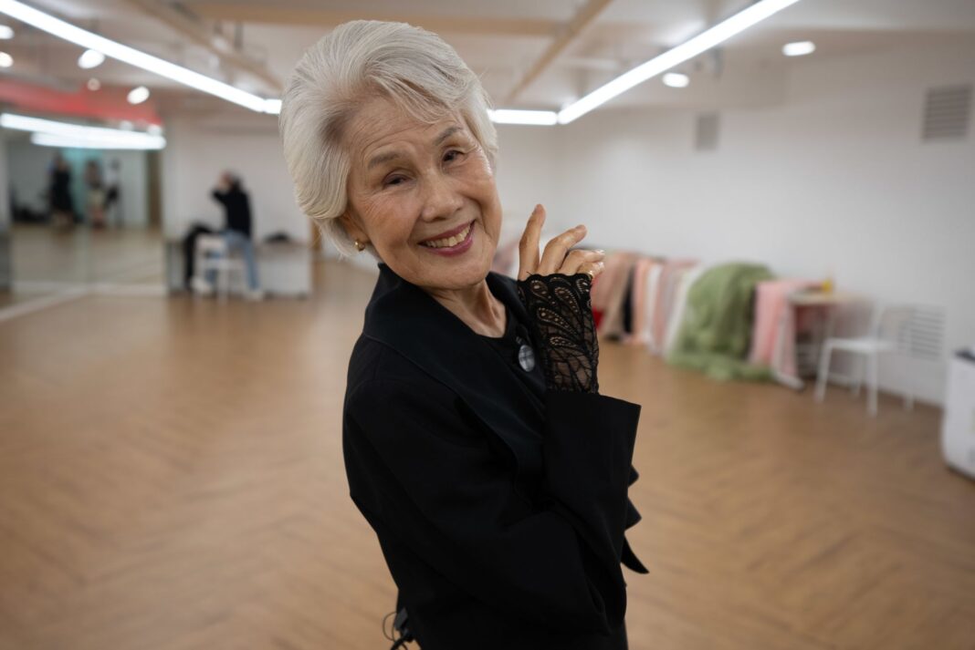 dsc01865 Choi Soon-hwa, în vârstă de 80 de ani, ia o poziție în timpul repetițiilor pentru Miss Univers Coreea