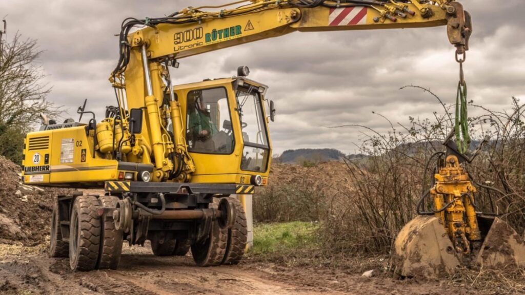 Bărbat găsit mort într-un excavator parcat pe marginea drumului