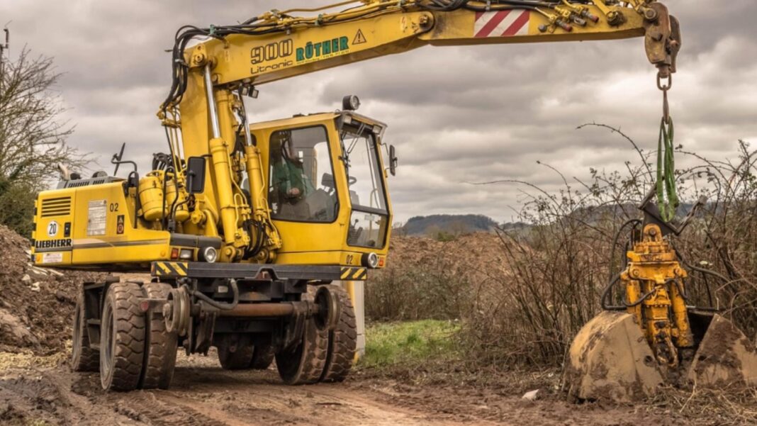 Bărbat găsit mort într-un excavator parcat pe marginea drumului