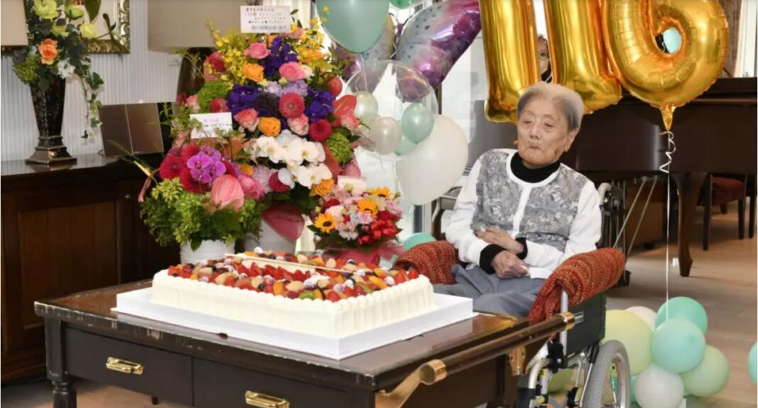 japoneza O fotografie făcută pe 23 mai 2024 de guvernul orașului Ashiya o arată pe Tomiko Itook, despre care se crede că este cea mai bătrână persoană vie din lume, sărbătorind 116 ani de naștere