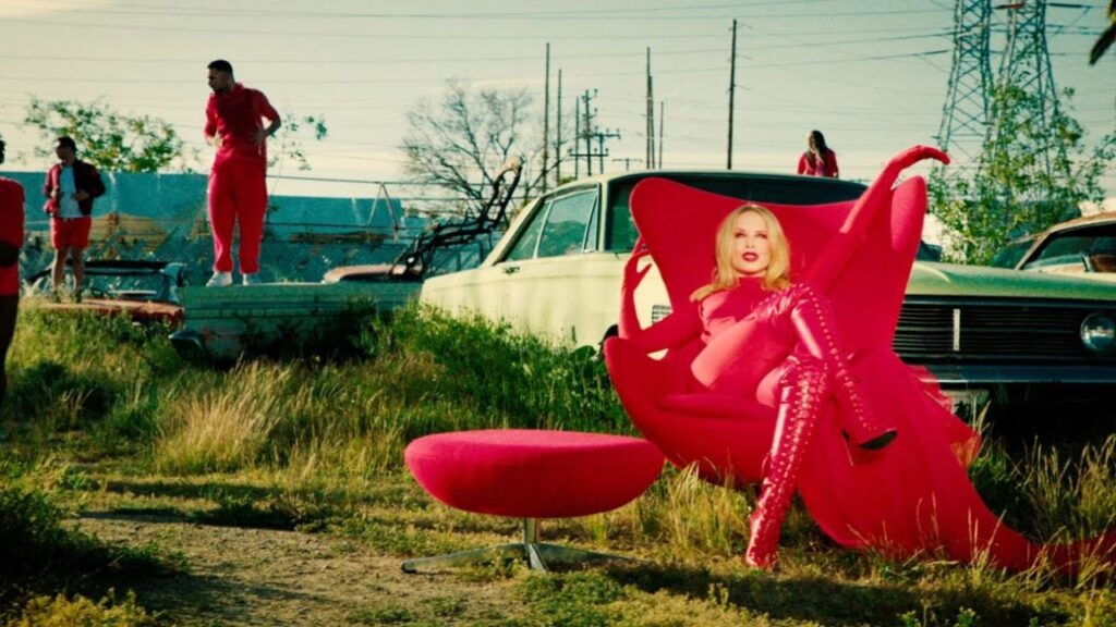 Kylie Minogue a anunțat cel mai mare turneu al ei din ultimul deceniu şi un nou album