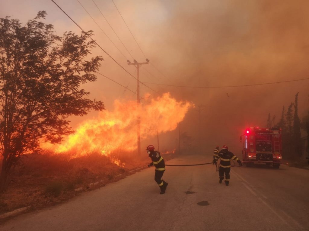 O femeie din Grecia a provocat „intenționat” incendii pentru a flirta cu pompierii