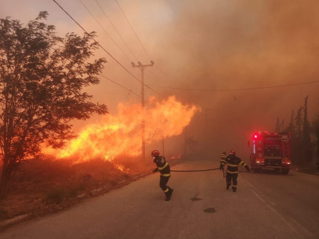 O femeie din Grecia a provocat „intenționat” incendii pentru a flirta cu pompierii