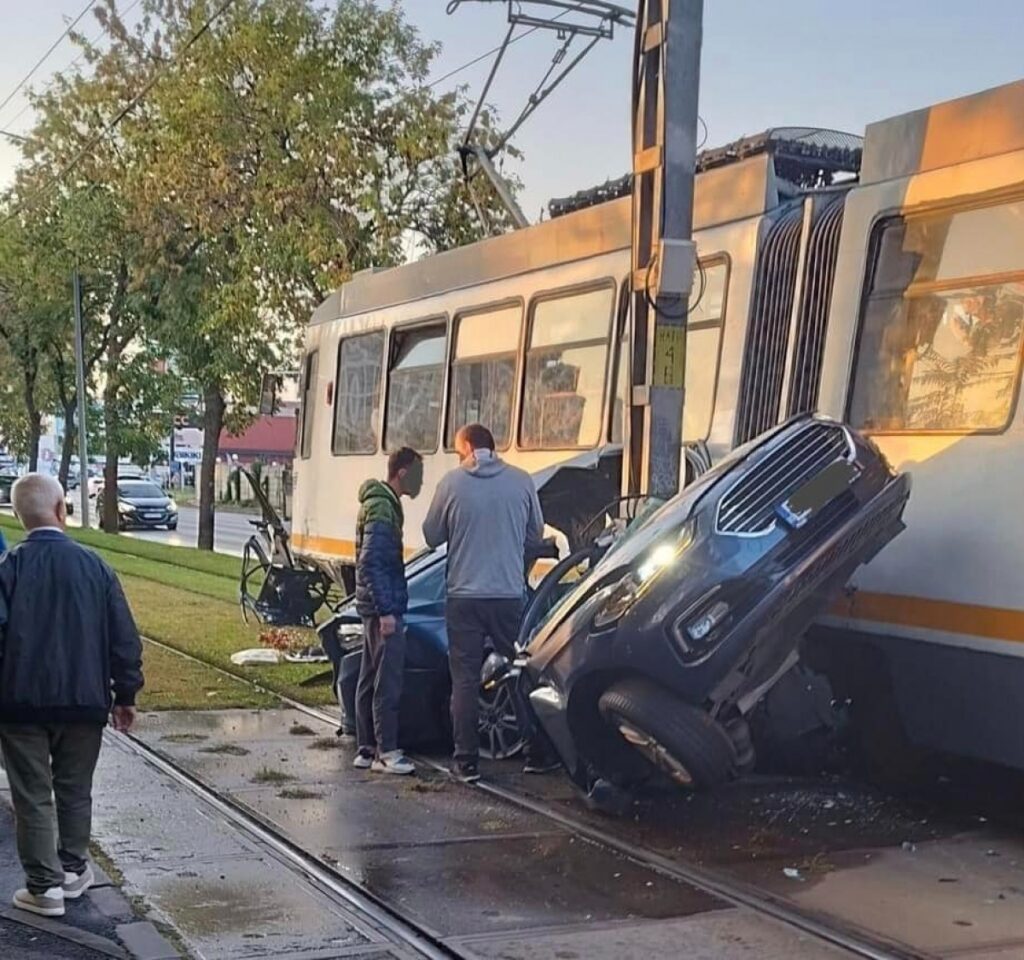 Un tramvai a lovit o mașină care s-a rupt în două. Șoferul a murit