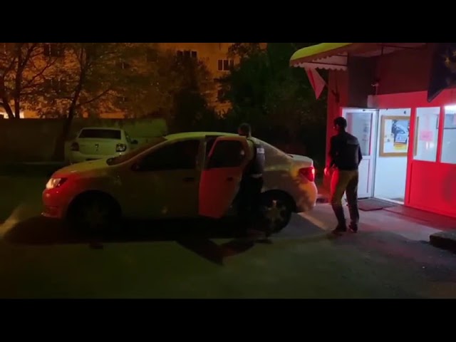 (VIDEO) Doi tineri, reținuți după ce au tâlhărit un craiovean