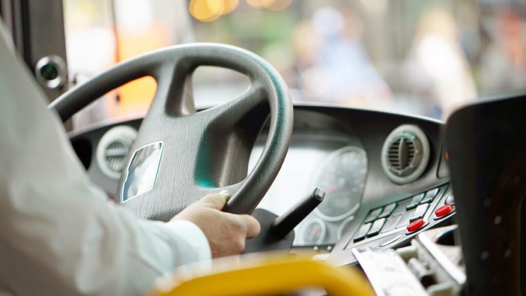 Un șofer de autobuz a murit după ce a făcut infarct la volan